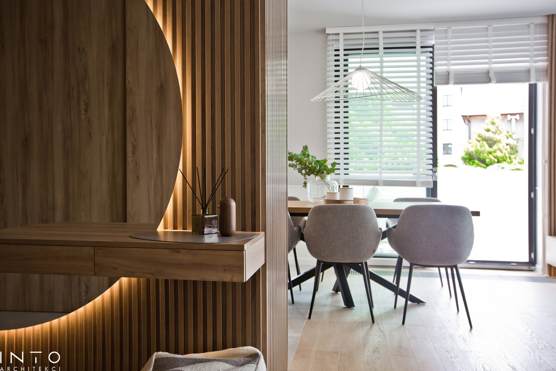 Nadmorski apartament w Sopocie – projekt wnętrza blisko plaży